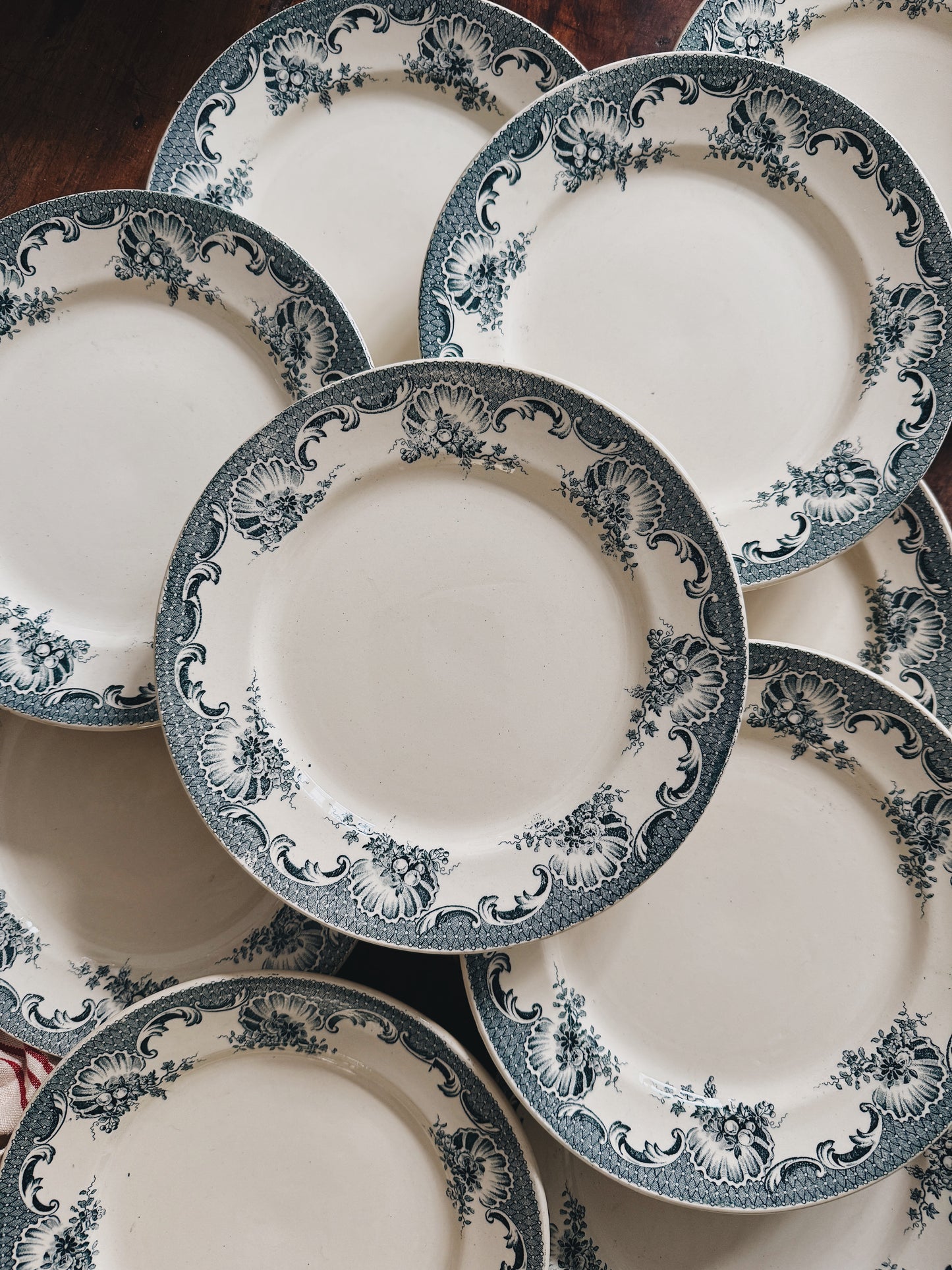 Assiettes à dessert terre de fer "La Vallière" — Victorine