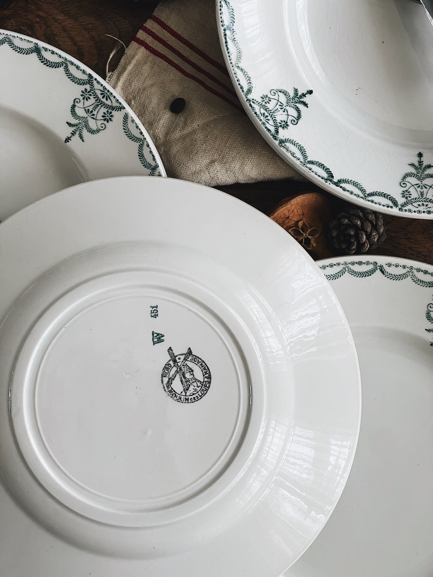 Assiettes plates terre de fer — Victorine