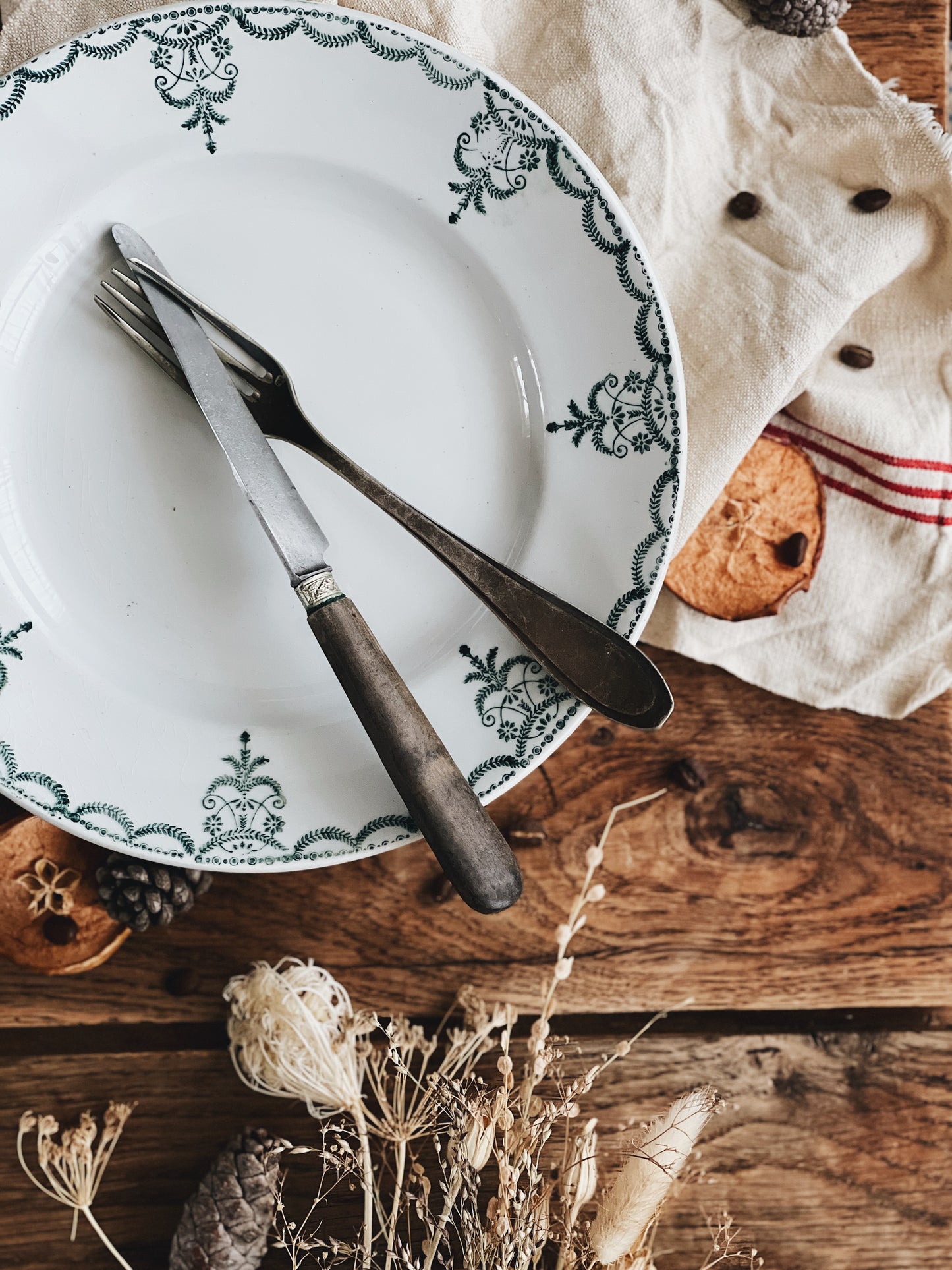 Assiettes plates terre de fer — Victorine