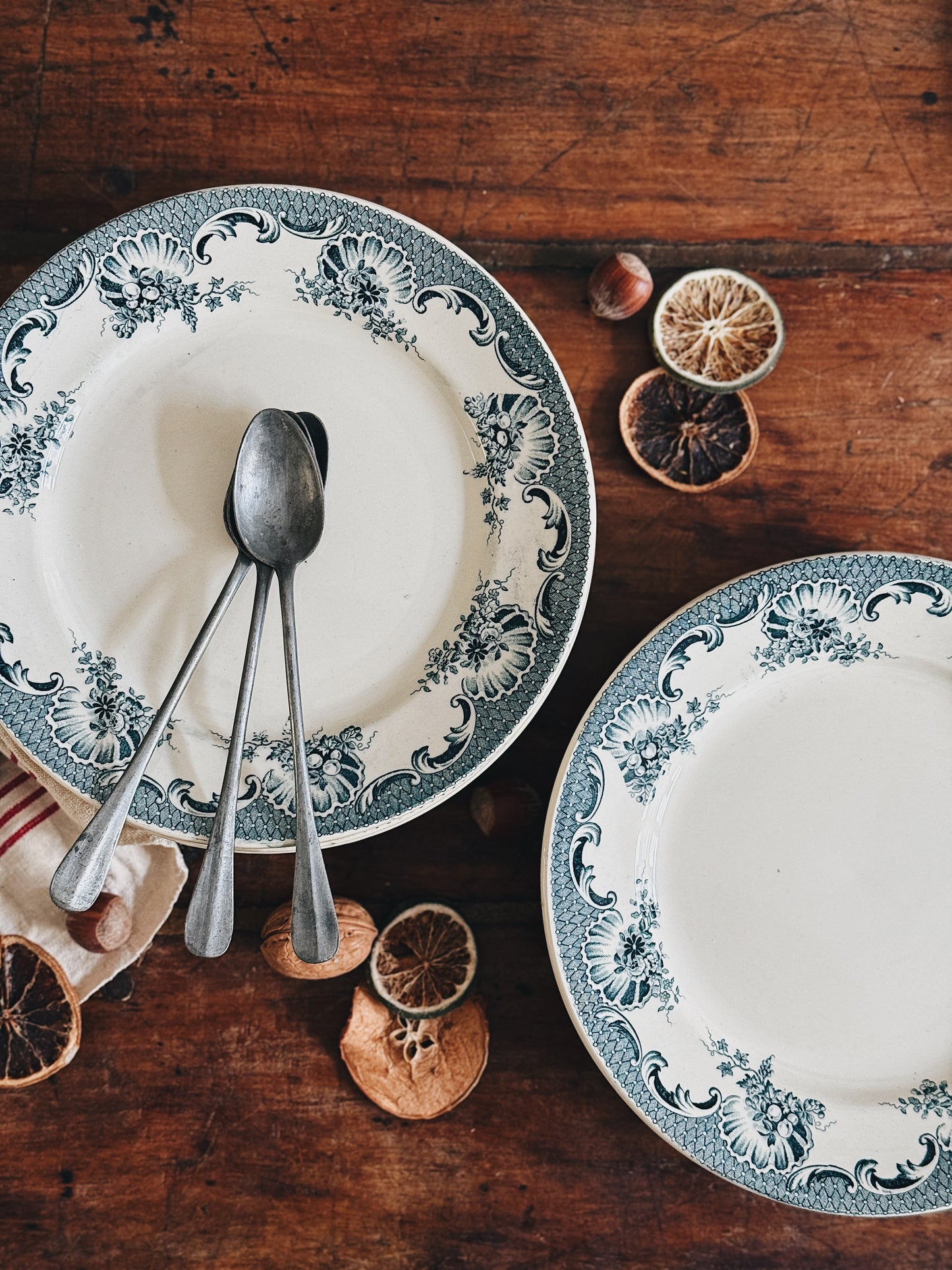 Assiettes à dessert terre de fer "La Vallière" — Victorine