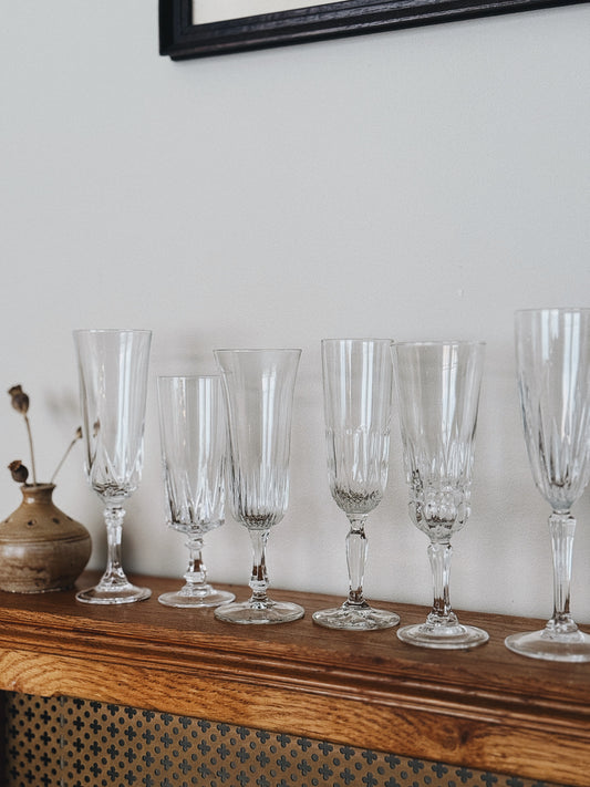 6 Flûtes à champagne dépareillées en verre et cristal ciselé — Arsène