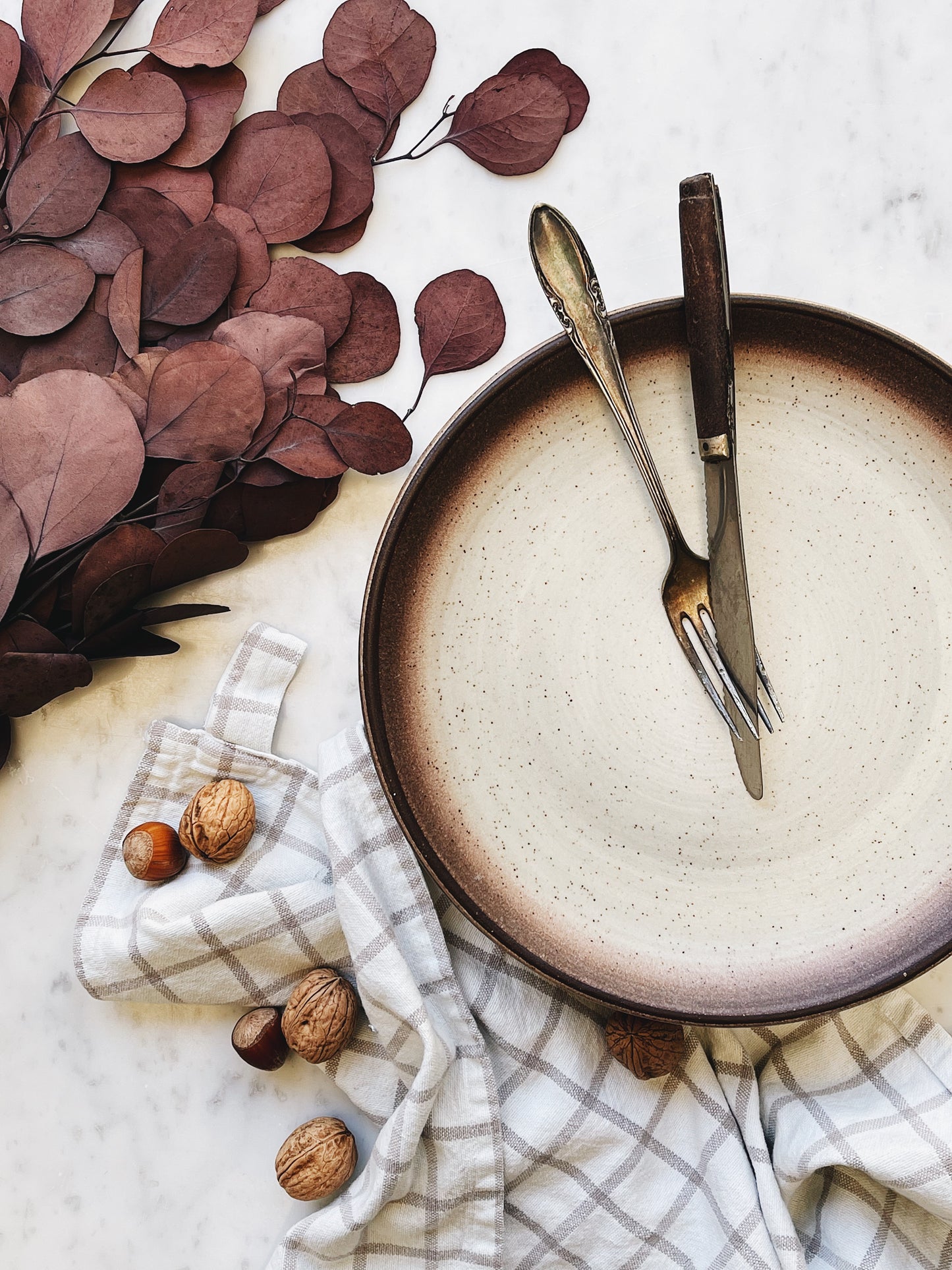 Assiettes plates en grès — Madeleine