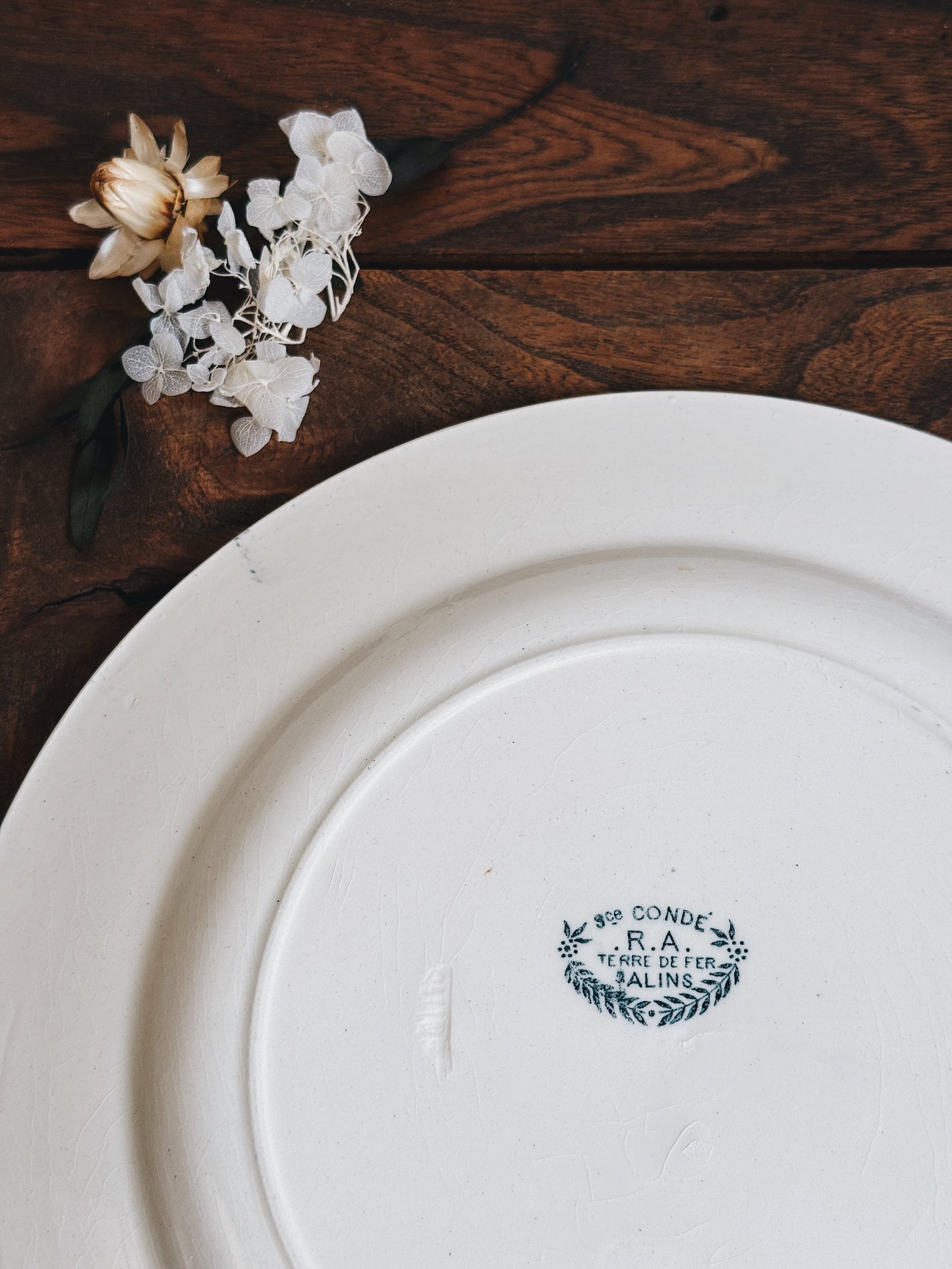 Assiettes plates terre de fer "Condé" — Victorine