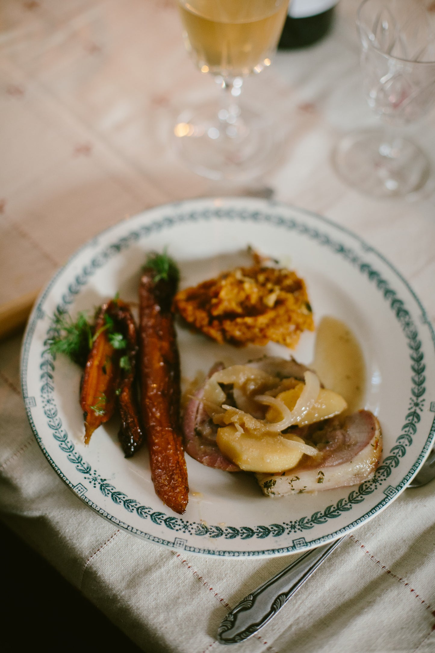 Assiettes plates terre de fer "Condé" — Victorine